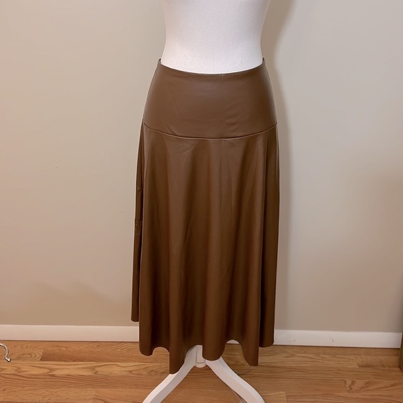 NWT / 7 For All Mankind Asymmetrical  hem, faux leather midi skirt - Size L - Picture 3 of 7